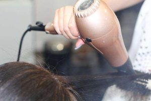 Lire la suite à propos de l’article Comment choisir le meilleur sèche-cheveux pour vous ?